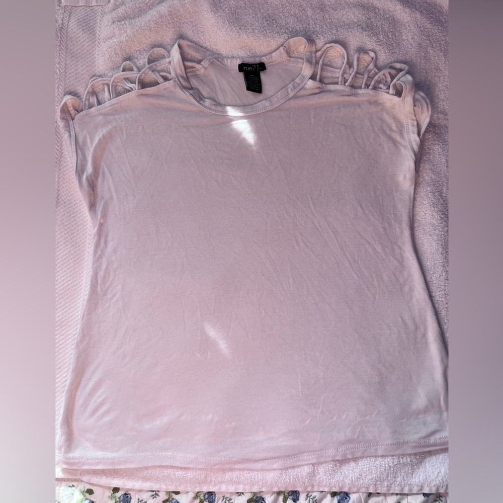White t-shirt with shoulders crossed with lace.